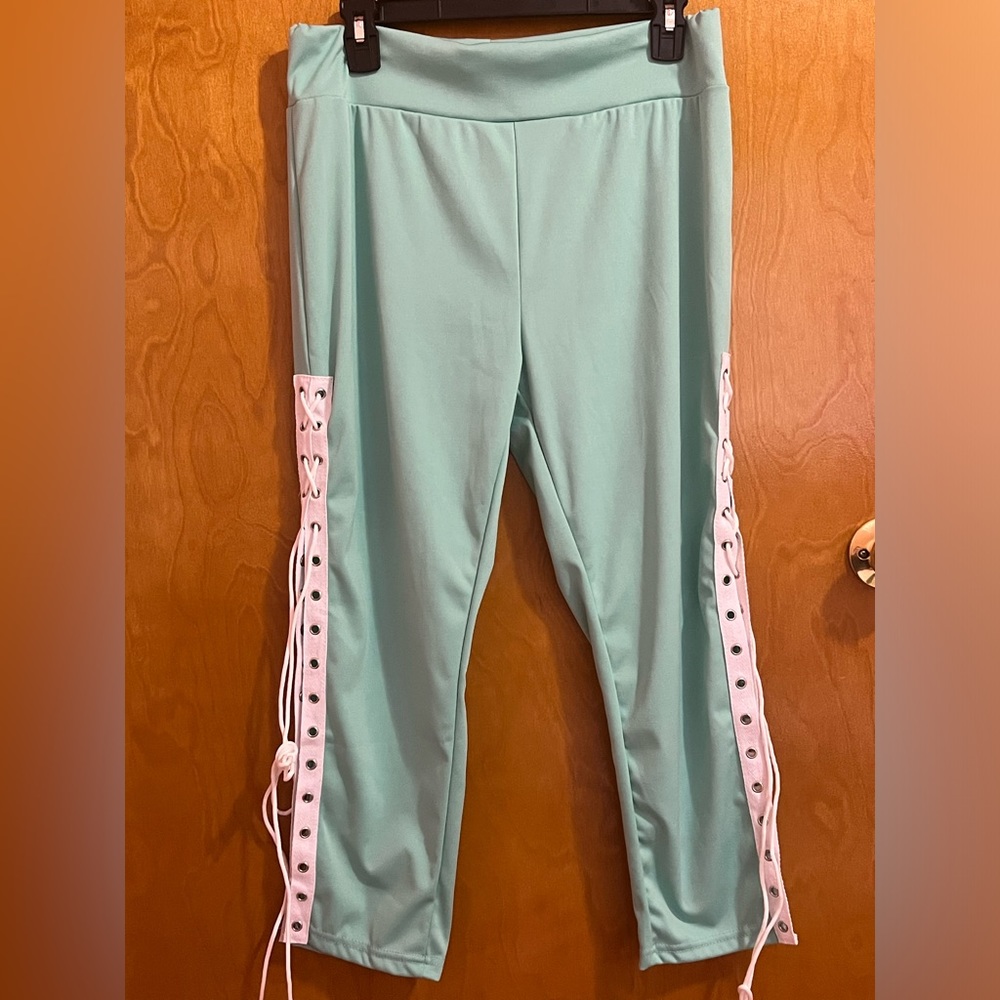 NEW Dressfo Women's Light Green Leggings with Lace Up Sides. Sz XL US 10